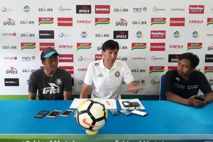 Asisten pelatih Arema FC Milan Petrovic saat konferensi pers di Kantor Arema FC, Sabtu (14/4/2018)