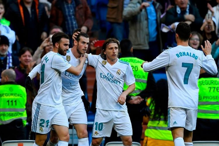 Pemain Real Madrid, Gareth Bale (kedua dari kiri), merayakan gol yang dia cetak ke gawang Deportivo La Coruna dalam laga Liga Spanyol di Stadion Santiago Bernabeu, Madrid, pada 21 Januari 2018.