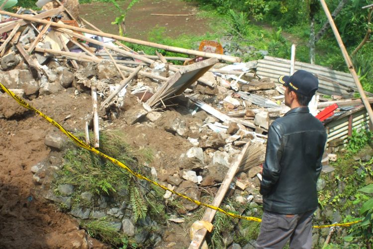 Seorang warga sedang melihat lokasi rumah yang tertimbun material longsor tebing setinggi lima meter di    di Kampung Ciapus, Desa Sukamakmur, Kecamatan Ciomas, Kabupaten Bogor, Sabtu (16/2/2019). Dalam peristiwa tersebut, empat orang meninggal dunia, sementara empat orang lainnya luka-luka.