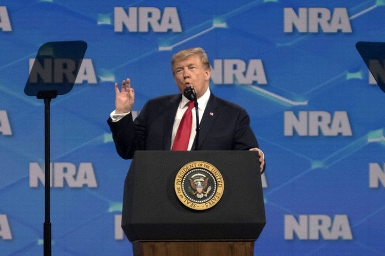 Presiden AS Donald Trump saat memberikan pidato dalam acara Asosiasi Senapan Nasional (NRA) di Indianapolis, Jumat (26/4/2019).