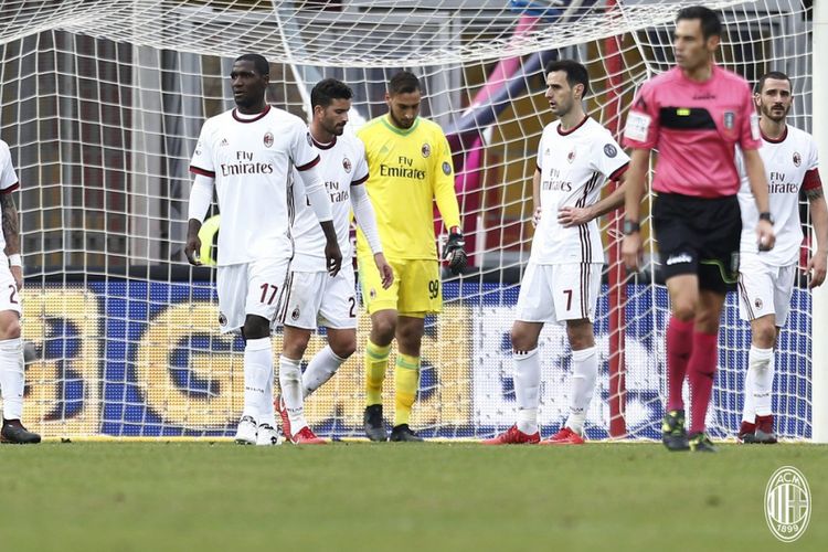 Para pemain AC Milan tampak terpukul setelah kiper Benevento, Alberto Brignoli, mencetak gol penyama kedudukan, Minggu (3/12/2017).