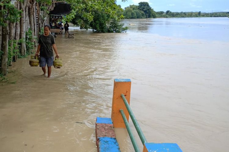 BPBD Lamongan menyebut, banjir yang terjadi juga dikarenakan luapan Bengawan Solo.