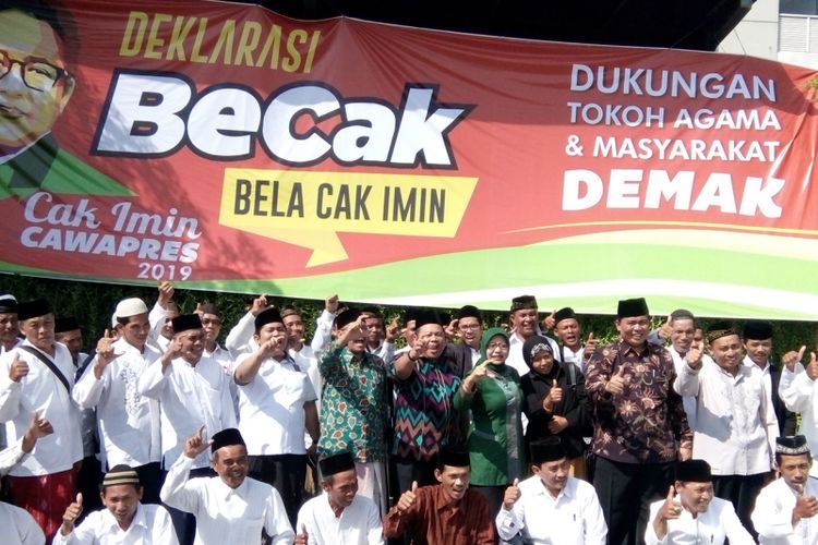 Sejumlah tokoh mendeklarasikan relawan Bela Cak Imin (Becak) sebagai bentuk dukungan kepada Muhaimin Iskandar maju sebagai Wapres 2019, di Hotel Amantis Demak,  Minggu (5/12/2017) 