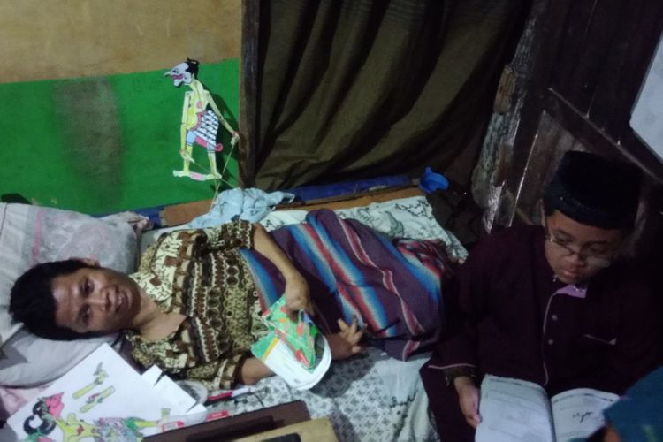 Untoro (60), penyandang disabilitas warga Dusun Klampok, Desa Giripurwo, Kecamatan Purwosari, Gunungkidul, saat sedang belajar bersama anak-anak, Rabu (30/1/2019) sore. 