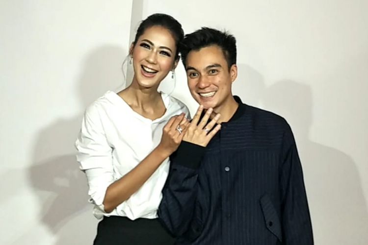 Baim Wong dan Paula Verhoeven saat ditemui sebelum resepsi pernikahan mereka di Gedung Tribrata, Jakarta Selatan, Sabtu (24/11/2018).