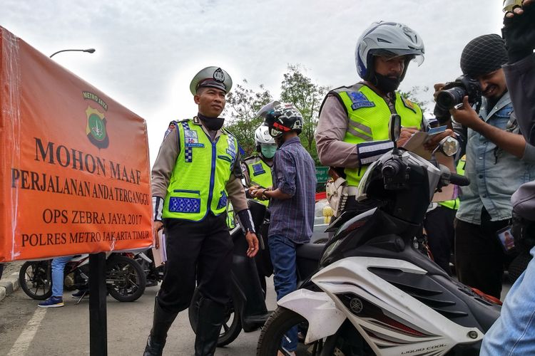 Operasi Zebra di Pasar Rebo, Jakarta Timur, Selasa (14/11/2017).