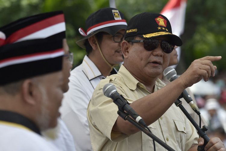 Ketua Umum sekaligus Ketua Dewan Pembina Partai Gerindra Prabowo Subianto (kanan) menyampaikan orasi dalam Aksi Bela Rohingya 169 di Monumen Patung Kuda, Jakarta, Sabtu (16/9/2017). Aksi dari Crisis Center for Rohingya PKS bersama ormas-ormas Islam tersebut menyuarakan dihentikannya kekerasan dan dikembalikannya hak kewarganegaraan etnis Rohingya.