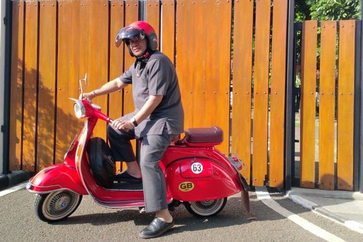 Tampak samping Wali Kota Bandung Oded M Danial dan Vespa Sprint 1963 miliknya, Senin (22/7/2019).