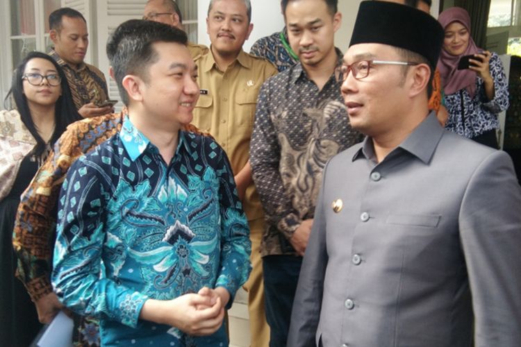 Gubernur Jawa Barat Ridwan Kamil bersama CEO Tokopedia William Tanuwijaya saat ditemui usai menandatangani kerja sama pengembangan desa digital di Gedung Pakuan, Jalan Otista, Selasa (20/8/2019).
