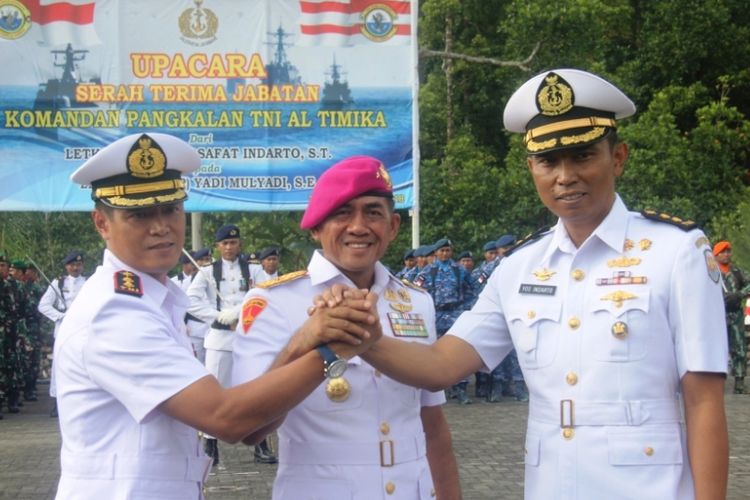 Danlatamal XI Merauke, Papua Brigjen TNI (MAR) I Ketut Suarya (tengah), Letkol Laut (P) Yosafat Indarto (kanan) dan Letkol Laut (P) Yadi Mulyadi (kiri) saat salam komando, Jumat (24/8/2018).