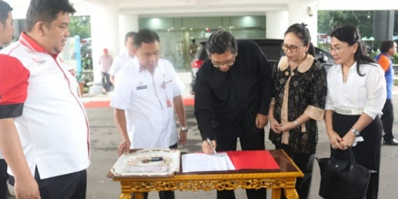 Pemerintah Provinsi Sulawesi Utara menyerahkan 1 unit mobil Innova kepada pengurus Sinode Am Gereja-Gereja (SAG) di wilayah Sulutteng (Sulawesi Tengah), Rabu (6/2/19) di lobi kantor gubernur.