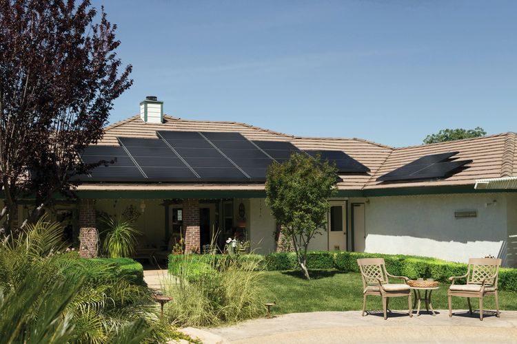 Ilustrasi penggunaan panel surya di rumah. 