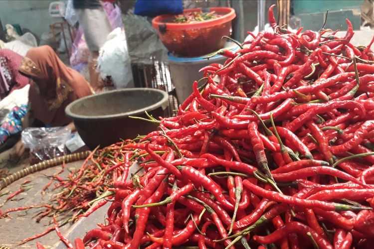 Semakin Pedas, Harga Cabai Merah Sentuh Rp 65 Ribu Perkilogram di Pasar Induk Kramat Jati, Jakarta Timur, Jumat (19/7/2019).