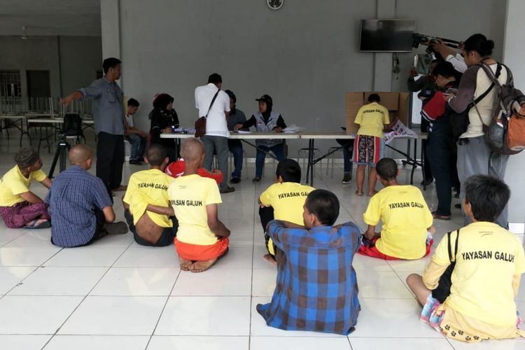 Suasana para penyandang disabilitas mental pencoblosan surat suara Pemilu 2019 di Yayasan Galuh, Rawalumbu, Kota Bekasi, Rabu (17/4/2019).