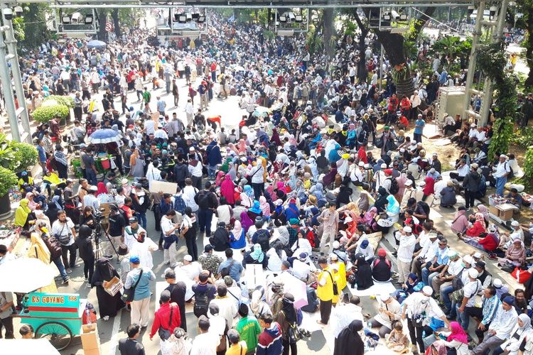 Massa aksi di sekitar Gedung MK, Kamis (27/6/2019)