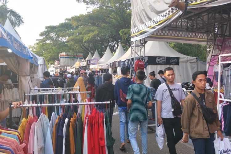 Generasi milenial penuhi Bekasi Clothing Expo 2019 di Bundaran Tarian Langit Kota Harapan Indah, Kota Bekasi,  Rabu (29/5/2019).