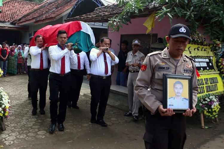 Sejumlah petugas Kepolisian Resor Indramayu Jawa Barat membawa jenazah Aipda Anumerta Mashadi menuju Tempat Pemakaman Umum (TPU) Desa Guwa Lor, Kecamatan Kaliwedi, Kabupaten Indramayu, Sabtu (20/4/2019). Aipda Anumerta Mashadi meninggal dunia karena kecelakaan saat mengamankan proses pemilu 2019.