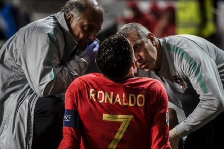 Cristiano Ronaldo mendapat perawatan dari tim medis pada pertandingan Portugal vs Serbia di Estadio da Luz pada babak kualifikasi Piala Eropa 2020, 25 Maret 2019. 