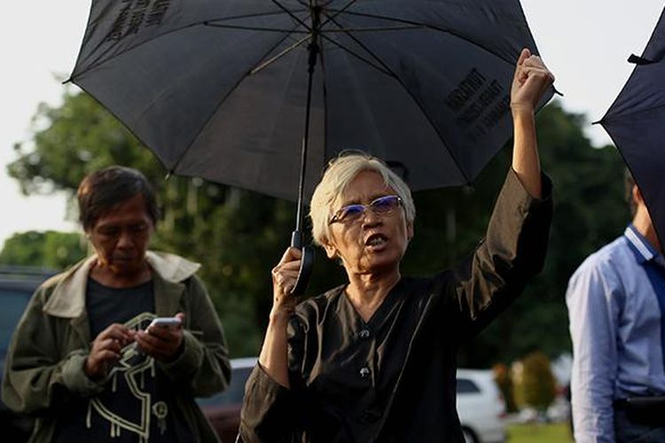 Maria Katarina Sumarsih atau biasa disapa Sumarsih, orangtua Wawan, mahasiswa yang menjadi korban tragedi Semanggi I, saat aksi Kamisan ke-453 di depan Istana Merdeka, Jalan Medan Merdeka Utara, Jakarta Pusat, Kamis (4/8/2016). Dalam aksi itu mereka menuntut pemerintah menyelesaikan kasus-kasus pelangaran hak asasi manusia di masa lalu dan mengkritisi pelantikan Wiranto sebagai Menko Polhukam karena dianggap bertanggung jawab atas sejumlah kasus pelanggaran HAM di Indonesia.