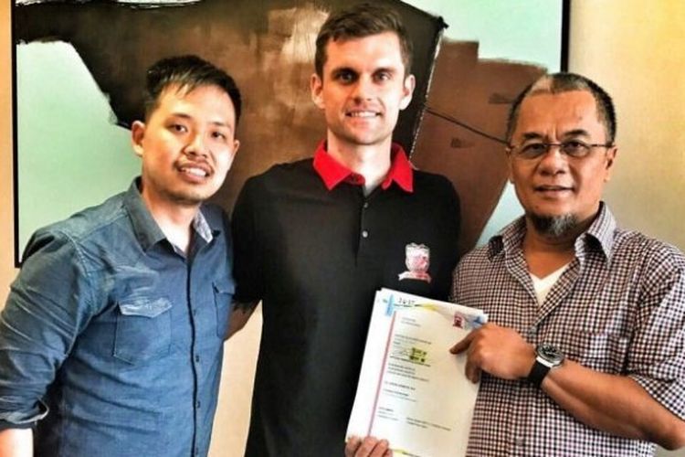 Gelandang asal Australia, Cameron Watson diapit agennya, Gabriel Budi Liminto (kiri) dan Manajer Madura United, Haruna Soemitro seusai penandatanganan kontrak di Jakarta, Jumat (14/7/2017).
