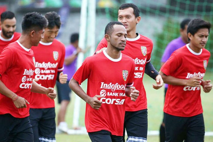 Steven Imbiri (tengah) sudah berlatih bersama tim Bali United di Lapangan Banteng, Legian, Kamis (3/7/2017).