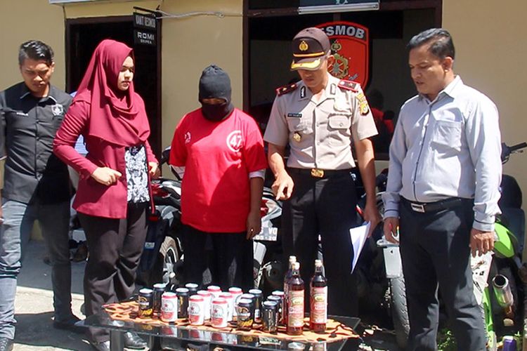 RY (41), seorang wanita pemilik kafe yang diduga menjual minuman keras saat menjelang malam pergantian tahun di Kabupaten Aceh Barat terancam 60 kali hukuman cambuk atau denda 600 gram emas, atau 60 bulan kurungan penjara sesuai dengan Qanun Aceh No 6 Tahun 2014 tentang Qanun Jinayah, Selasa (2/1/2018).