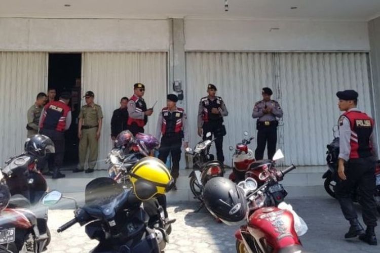Polisi dan Satpol PP Kota Salatiga berjaga-jaga di depan ruko yang menjadi kantor ojek online Go-jek di Jalan Moch Yamin Kota Salatiga, Senin (4/9/2017) siang. 
