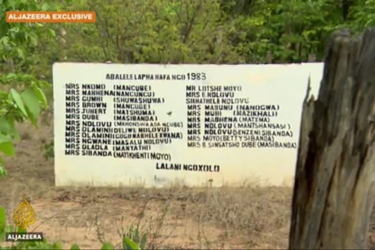 Batu nisan yang tertulis 23 nama orang, yang dikunci di dalam rumah dan dibakar hidup-hidup saat kekerasan Gukurahundi pada 1980-an, di Zimbabwe. (Al Jazeera)
