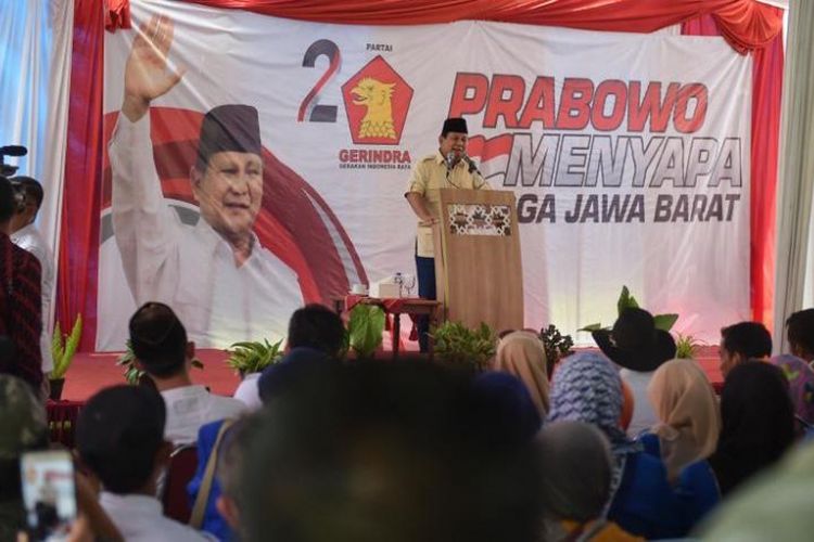 Calon presiden nomor urut 02 Prabowo Subianto saat menghadiri deklarasi Relawan Roemah Djoeang Garut, di Kabupaten Garut, Jawa Barat, Sabtu (17/11/2018).