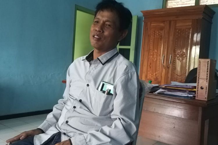 Kepala Desa Blabakan, Agus Prasetyo menjelaskan salah satu warganya menjadi pemeran video mesum beradegan hubungan intim dua pelajar yang heboh di Kabupaten Madiun dalam sebulan terakhir, Kamis ( 24/1/2019) siang.