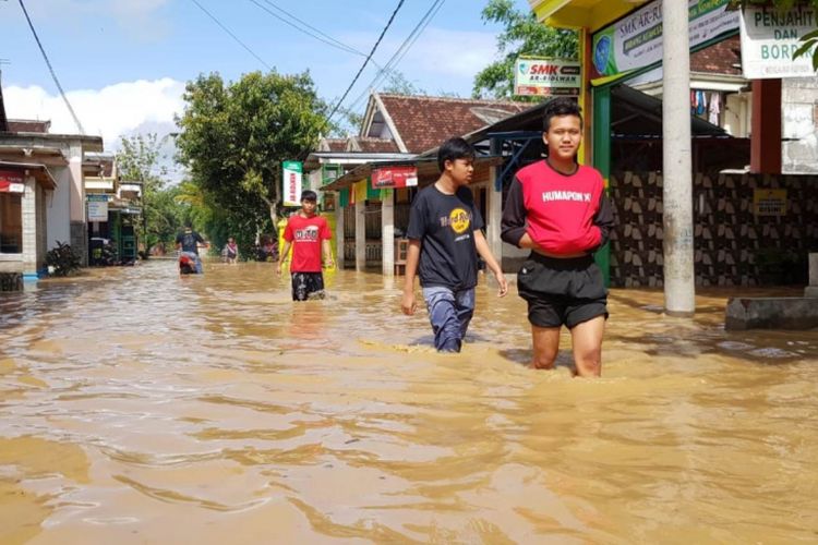 Banjir yang menggenang di kelurahan Kelutan Kabupaten Trenggalek Jawa Timur, dengan ketinggian air mencapai 40 Sentimeter hingga Satu meter lebih (30/11/2018).