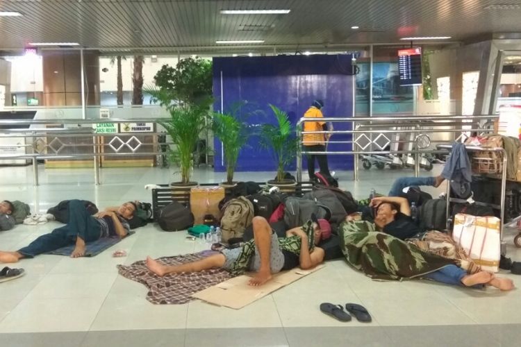 Sejumlah penumpang terpaksa menginap di bandara internasional Supadio Pontianak dampak dari lumpuhnya aktivitas penerbangan karena 