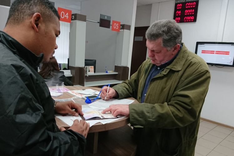 Tim BolaSport.com melakukan proses registrasi bagi pendatang di kantor Multifunctional Centers for Provision of State and Municipal Services lokal, di Moskwa, Rusia, Minggu (10/6/2018).
