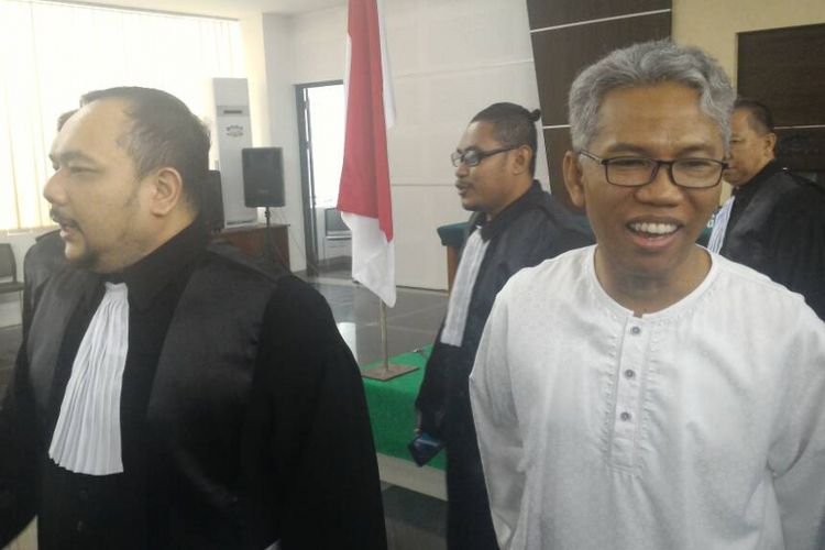 Buni Yani bersama kuasa hukumnya Aldwin Rahadian dalam sidang lanjutan kasus dugaan pelanggaran UU ITE di Gedung Dinas Perpustakaan dan Kearsipan Kota Bandung , Selasa (20/6/2017).