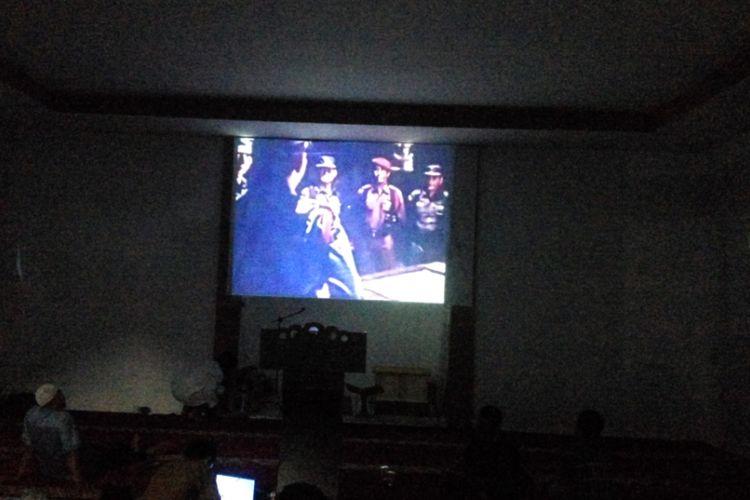 Acara nonton bareng film Pengkhianatan G30S/PKI yang digelar di SMK Muhammadiyah 1 Depok, Rabu (20/9/2017) malam. Acara nobar film G30S/PKI di SMK Muhammadiyah 1 Depok merupakan bagian dari rangkaian acara perayaan Tahun Baru Hijriyah yang digelar di sekolah tersebut. 