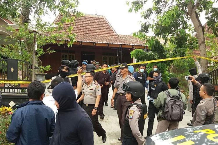 Nampak Tim Densus 88 dibantu Polres Ponorogo menggeledah rumah terduga teroris Hendrasti Wijanarko di Dukuh Bangunsari, Kelurahan Balong, Kecamatan Balong, Kabupaten Ponorogo, Jawa Timur, Selasa (24/10/2017).
