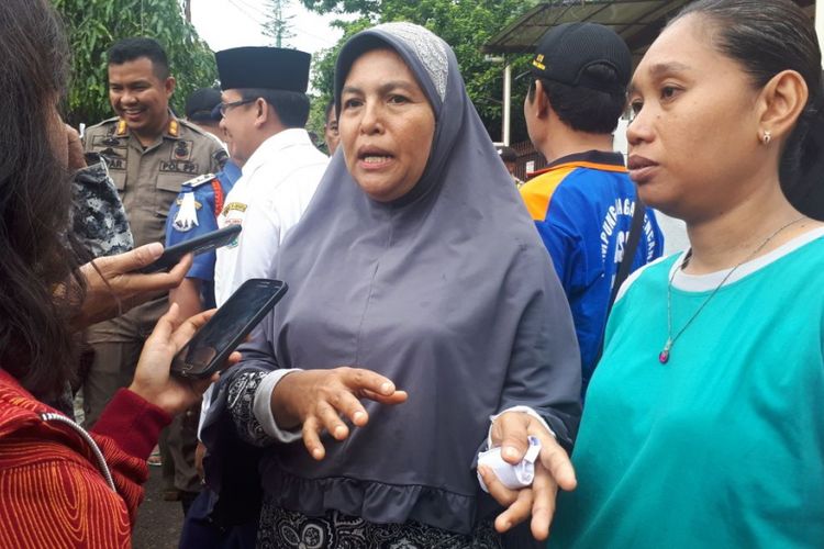 Warga Jatipadang, Fatimah, menerima bantuan dari Gubernur DKI Jakarta Anies Baswedan untuk digunakan operasional dapur umum korban banjir, Rabu (13/12/2017). 