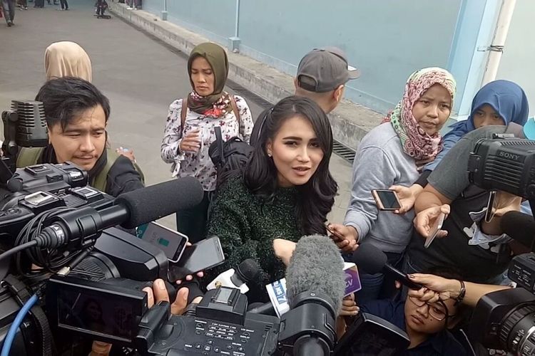 Ayu Ting Ting diwawancara ketika hadir dalam sebuah kegiatan di kawasan Tendean, Jakarta Selatan, Kamis (11/1/2018).