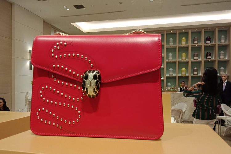 Salah satu tas koleksi The New Bulgari Spring Summer 18 Leather Goods and Accessories yang dipamerkan di acara peluncuran koleksi di Fairmont Hotel, Jakarta, Kamis (8/2/2018).