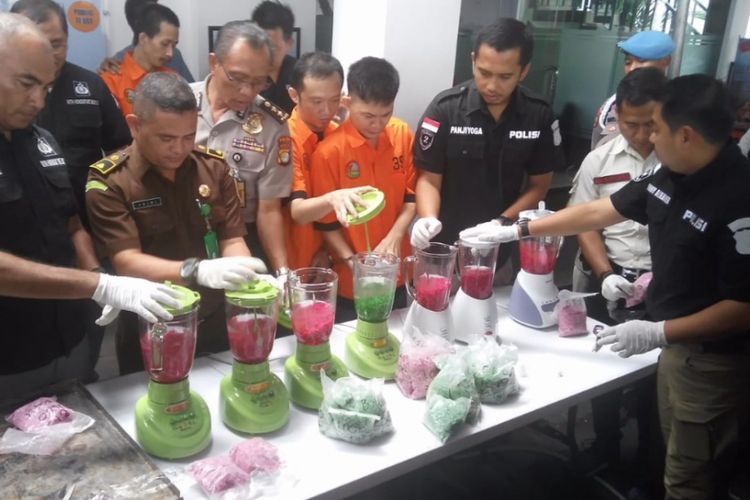 Para tersangka kasus narkoba memusnahkan barang bukti hasil kejahatannya di Mapolda Metro Jaya, Kamis (24/5/2018).