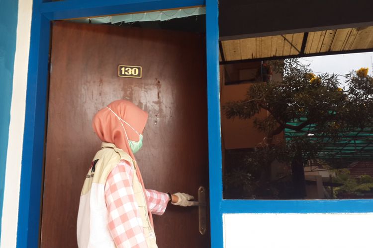 Salah satu penyidik Komisi Pemberantasan Korupsi (KPK) saat menggeledah Kantor Badan Pengelolaan Keuangan dan Aset Daerah (BPKAD) Kabupaten Malang, Selasa (9/10/2018).