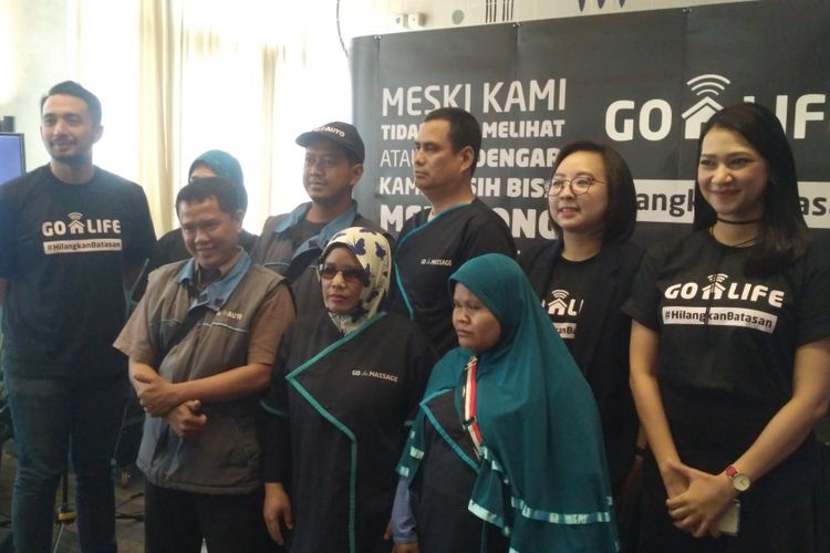 Go-Life bersama mitra disabilitas saat mengkampanyekan gerakan #HilangkanBatasan di Jakarta, Kamis (18/10/2018).