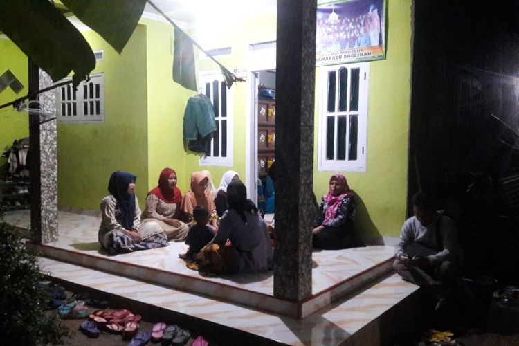 Ibu - ibu pengajian di Kampung Rancasumur, Kecamatan Pabuaran, Kabupaten Serang, Banten, menggelar pengajian sekaligus memanjatkan doa khusus menyambut bebasnya Siti Aisyah, Senin (11/3/2019) malam.