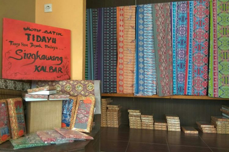 Batik Tidayu yang menjadi ciri khas dan suvenir Kota Singkawang, Kalimantan Barat, dijual di Galeri Dekranasda di Jalan GS Lelanang.