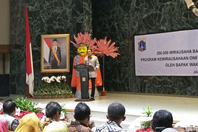 Wakil Gubernur DKI Jakarta Sandiaga Uno saat memberikan sambutan dalam acara pencanangan 200.000 wirausaha di Balai Kota DKI Jakarta, Kamis (14/12/2017).