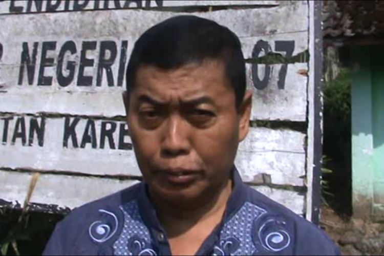 GURU TUNGGAL --Edi Gunarso menjadi satu-satunya guru yang mengajar di SDN Kare 7, Desa Kare, Kecamatan Kare, Kabupaten Madiun, Jawa Timur. 
