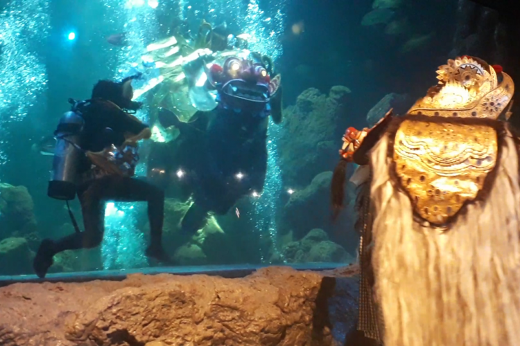 Pertunjukkan perdana Barongan, An Epic Underwater Show di akuarium utama Sea World Ancol, Senin (4/3/2019)