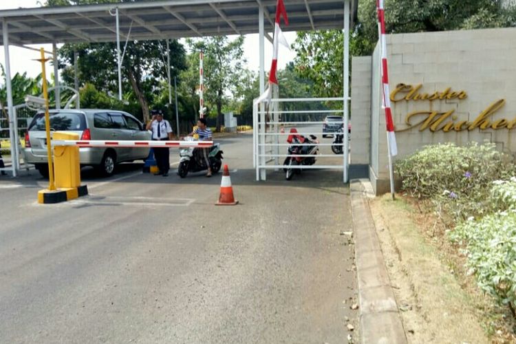Suasana pos sekuriti yang salah satu petugas keamanannya tewas saat menangkap ular di Cluster Michelia, Tangerang, (KOMPAS.com/Muhamad Isa Bustomi