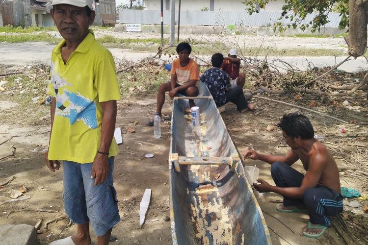 Para nelayan Lere, saling baku bantu, benahi perahu yang bocor, Rabu (10/4/2019).