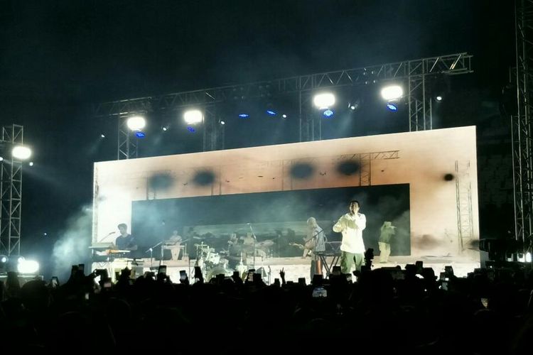 LANY tampil di konser sesi pertama di Tennis Indoor Senayan, Jakarta Pusat, Rabu (14/8/2019).